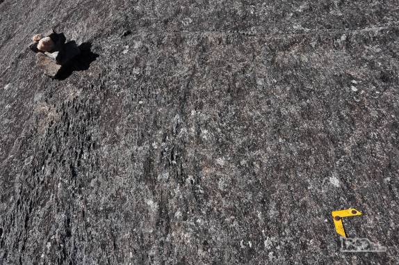 Indicação da trilha no alto do Morro da Luva, no 2o dia da travessia do Parque Nacional da Serra dos Órgãos, no Rio de Janeiro